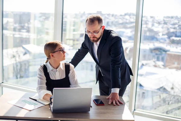 Una Mujer Gerente Propia Oficina Habla Exitoso Nuevo Plan Negocios — Foto de Stock