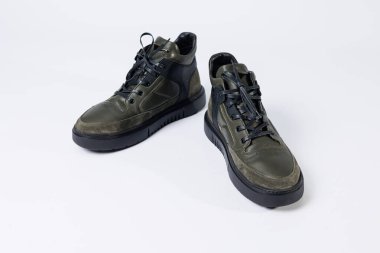 Beyaz arka planda deri kısa erkek çizmeleri. Kış botları koleksiyonu 2022.