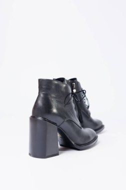 Beyaz bir arka planda izole edilmiş siyah, hakiki deri topuklu kadın botları. Yandan, çapraz ve arkadan çekilmiş bir fotoğraf. Kadın ayakkabı koleksiyonu 2022