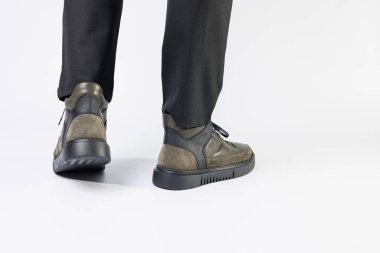 Yeni şık erkek sonbahar botları hakiki deriden yapılmış, erkek ayakkabıları beyaz arka planda. Kış erkek ayakkabıları 2022