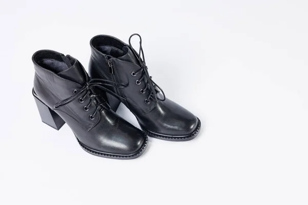 Botas Femininas Com Couro Genuíno Preto Nos Saltos Isolados Fundo — Fotografia de Stock