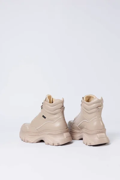 Красивые Туфли Изолированном Белом Фоне Студии Модные Бежевые Женские Туфли — стоковое фото