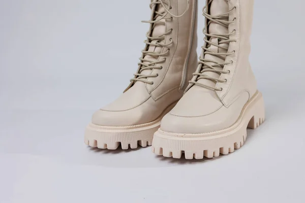 Női Fehér Téli Csizma Vastag Talppal Csipkével Női Cipők Kollekciójának — Stock Fotó