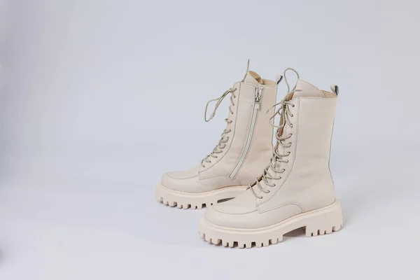 Kalın Tabanlı Bağcıklı Kürklü Kadın Beyaz Kış Botları Kadın Ayakkabıları — Stok fotoğraf