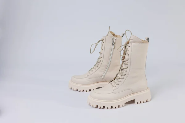 Botas Invierno Blancas Mujer Con Piel Con Suelas Gruesas Cordones —  Fotos de Stock