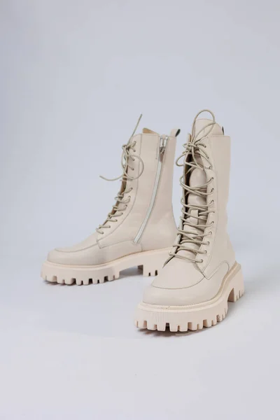 Női Fehér Téli Csizma Vastag Talppal Csipkével Női Cipők Kollekciójának — Stock Fotó