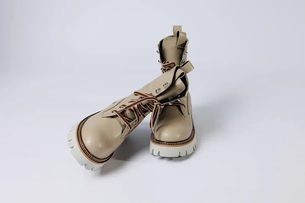Hermosos Zapatos Beige Con Cuero Genuino Sobre Fondo Aislado Estudio —  Fotos de Stock