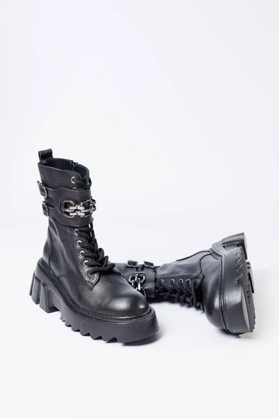 Zapatos Mujer Sobre Fondo Blanco Primer Plano Botas Cuero Negro — Foto de Stock