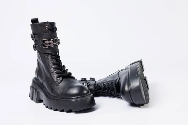 Zapatos Mujer Sobre Fondo Blanco Primer Plano Botas Cuero Negro —  Fotos de Stock