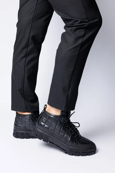 本革で作られた男性の黒いブーツ 白い背景に男性の履物 冬の男性の靴2022 — ストック写真