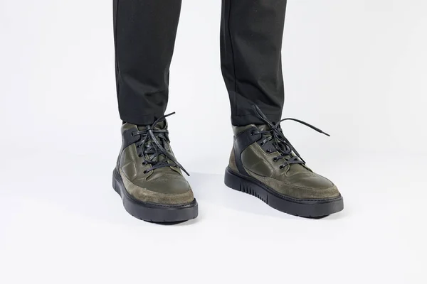 새로운 스타일의 남자의 부츠는 가죽으로 만들어 남자의 신발은 하얀색 배경에 — 스톡 사진
