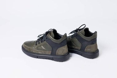 Beyaz arka planda deri kısa erkek çizmeleri. Kış botları koleksiyonu 2022.