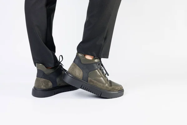 새로운 스타일의 남자의 부츠는 가죽으로 만들어 남자의 신발은 하얀색 배경에 — 스톡 사진