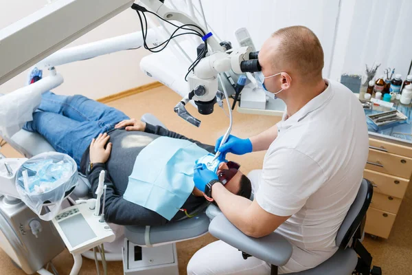 Dentist Treats His Patient Teeth Microscope Dentist Treats Patient Mouth — Stock Photo, Image