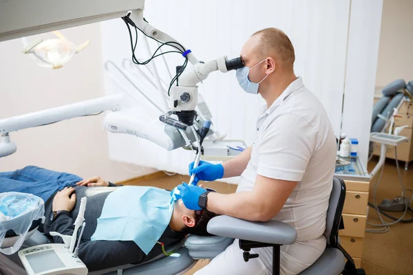 Dentist Treats His Patient Teeth Microscope Dentist Treats Patient Mouth — Stock Photo, Image