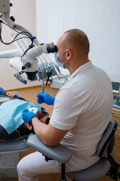 Dentista Trata Dentes Paciente Com Microscópio Dentista Trata Boca Paciente — Fotografia de Stock