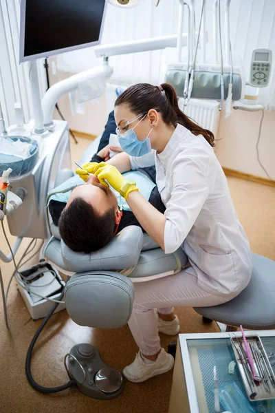 Dentysta Gabinecie Leczy Zęby Pacjenta Który Siedzi Krześle Dentystycznym Stomatologii — Zdjęcie stockowe
