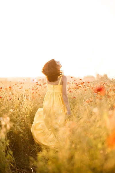 Piękna Młoda Kobieta Żółtej Sukience Spacerująca Polu Maku Letni Dzień — Zdjęcie stockowe