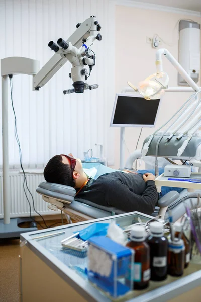 Pacjent Leży Fotelu Dentystycznym Czeka Lekarza Nowoczesny Gabinet Dentystyczny — Zdjęcie stockowe