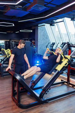 Spor egzersizleri spor salonunda spor eğitmeni olan bir adam için, erkek sporu..