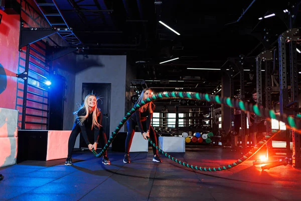 Dos Jóvenes Haciendo Ejercicio Con Cuerdas Gimnasio Mujer Haciendo Entrenamiento — Foto de Stock