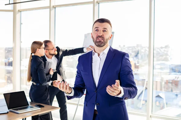 成功的英俊男性导师 穿着西装的商人在办公室 工作日概念 前进方向与老板的团队会面 — 图库照片
