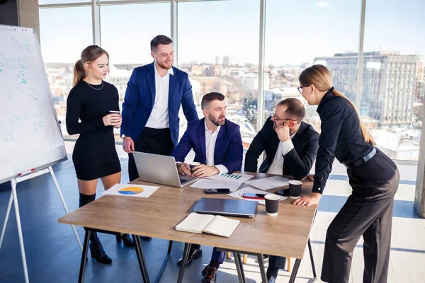 Negocios Tecnología Concepto Oficina Equipo Negocios Feliz Con Computadoras Portátiles — Foto de Stock