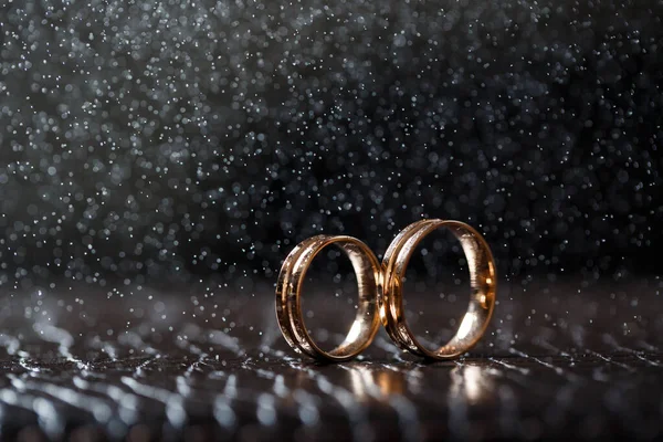 Trauringe Mit Wassertropfen Der Verlobungsring Set Schöner Silberner Hintergrund Mit — Stockfoto