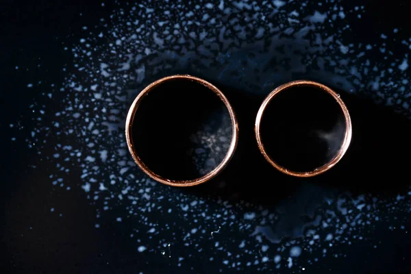 Jegygyűrűk Vízcseppekkel Eljegyzési Gyűrű Készlet Gyönyörű Ezüst Háttér Jegygyűrűkkel Csillagokkal — Stock Fotó