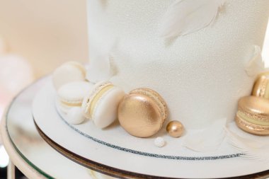 Çikolata ve düğün pastası. Tablo tatlılar, kek, şeker, tatlı büfesi.