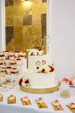 Çikolata ve düğün pastası. Tablo tatlılar, kek, şeker, tatlı büfesi.