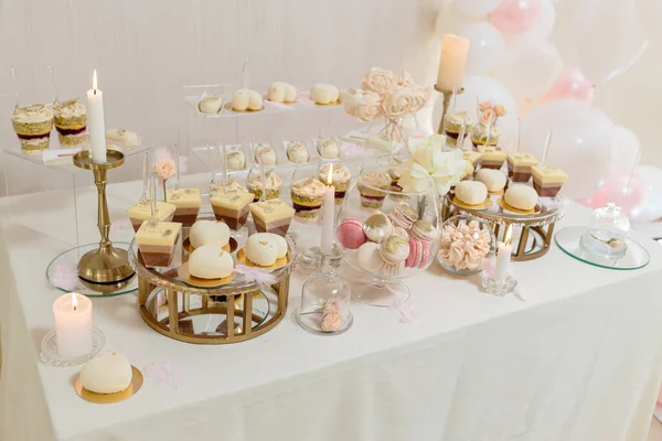 Candy Bar Och Bröllopstårta Tabell Med Sötsaker Buffé Med Cupcakes — Stockfoto