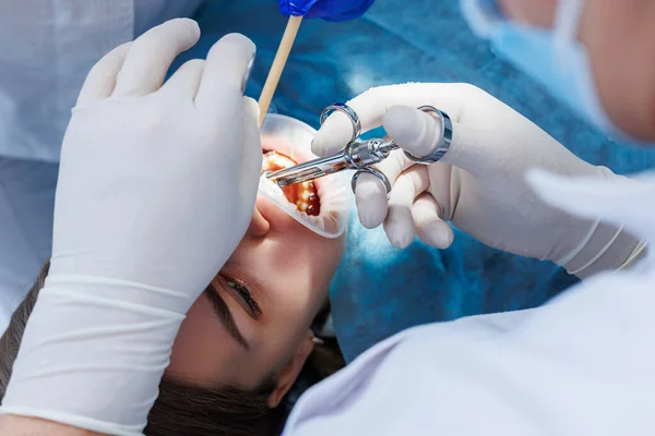 Стоматолог Осматривает Зубы Пациента Помощью Стоматологического Оборудования Современное Медицинское Оборудование — стоковое фото