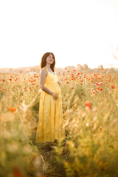 Mulher Bonita Vestido Amarelo Que Anda Campo Papoula Dia Verão — Fotografia de Stock