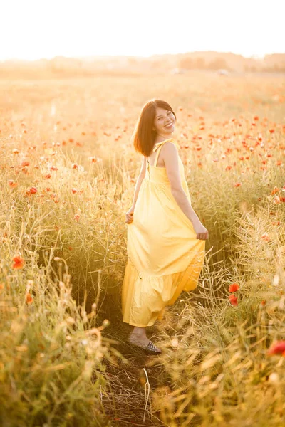 Mulher Bonita Vestido Amarelo Que Anda Campo Papoula Dia Verão — Fotografia de Stock