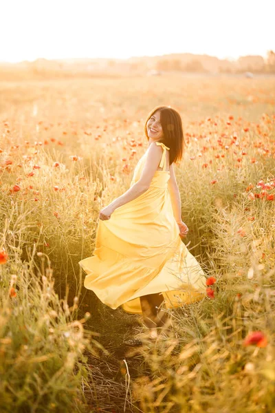 Mulher Bonita Vestido Amarelo Que Anda Campo Papoula Dia Verão — Fotografia de Stock