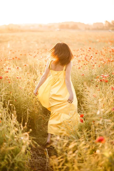 Mulher Bonita Vestido Amarelo Que Anda Campo Papoula Dia Verão — Fotografia de Stock