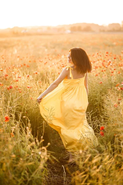 Mulher Bonita Vestido Amarelo Que Anda Campo Papoula Dia Verão — Fotografia de Stock