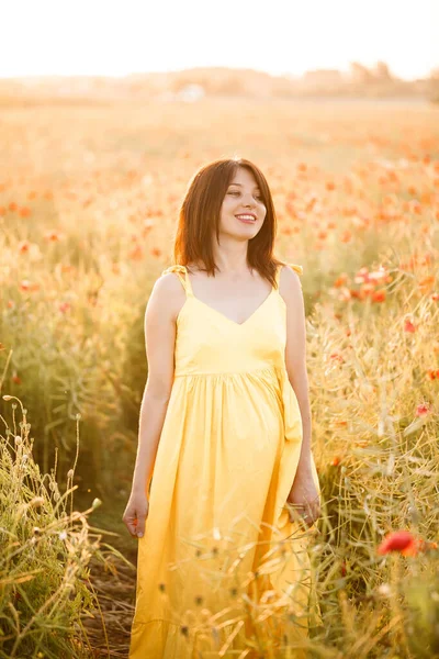 Mulher Bonita Vestido Amarelo Que Anda Campo Papoula Dia Verão — Fotografia de Stock