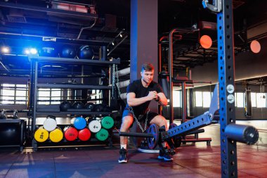 Modern spor salonunda kaslı adam ağır egzersizler yapıyor. Spor salonunda spor.