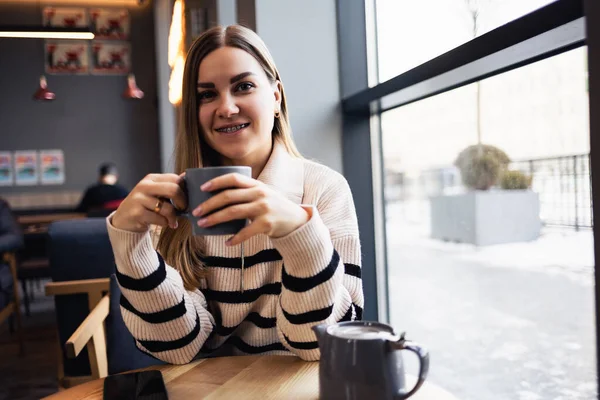 Smuk Smilende Rolig Ung Kvinde Drikker Kaffe Ser Vinduet Mens - Stock-foto