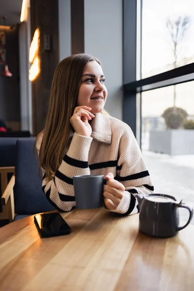 Ung Smuk Kvinde Drikker Kaffe Kigger Vinduet Mens Hun Sidder - Stock-foto