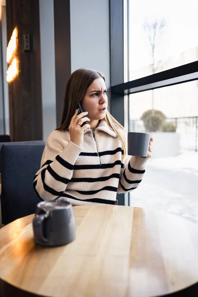 Smuk Positiv Ung Kvinde Afslappet Tøj Smilende Drikker Kop Kaffe - Stock-foto