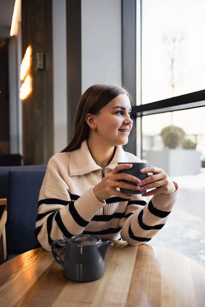 Ung Smuk Kvinde Drikker Kaffe Kigger Vinduet Mens Hun Sidder - Stock-foto