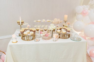 Çikolata ve düğün pastası. Tablo tatlılar, kek, şeker, tatlı büfesi.