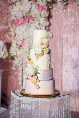 Tatil için nefis tatlı katmanlı taze pasta ve güzel süslemeler.