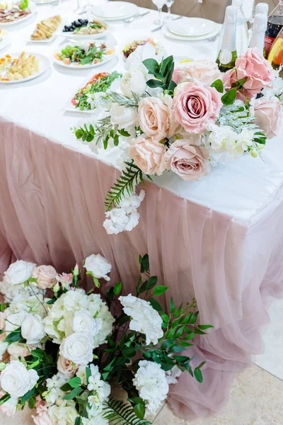 Decoración Mesa Boda Para Recién Casados Decoraciones Con Flores Frescas — Foto de Stock