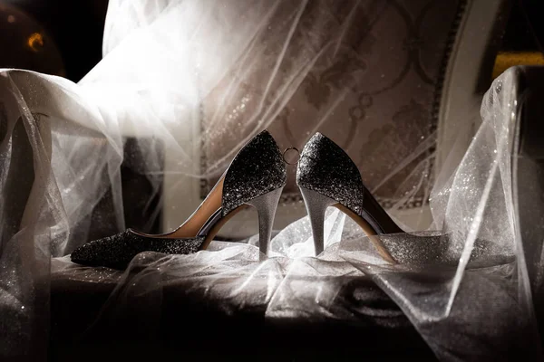 Anillos Dorados Los Recién Casados Entre Zapatos Blancos Con Tacones — Foto de Stock