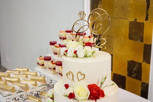 Schokoriegel Und Hochzeitstorte Tisch Mit Süßigkeiten Buffet Mit Cupcakes Bonbons — Stockfoto