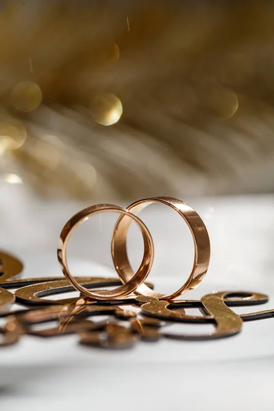 Svatební Prsteny Žlutým Zlatem Sada Snubních Prstenů — Stock fotografie